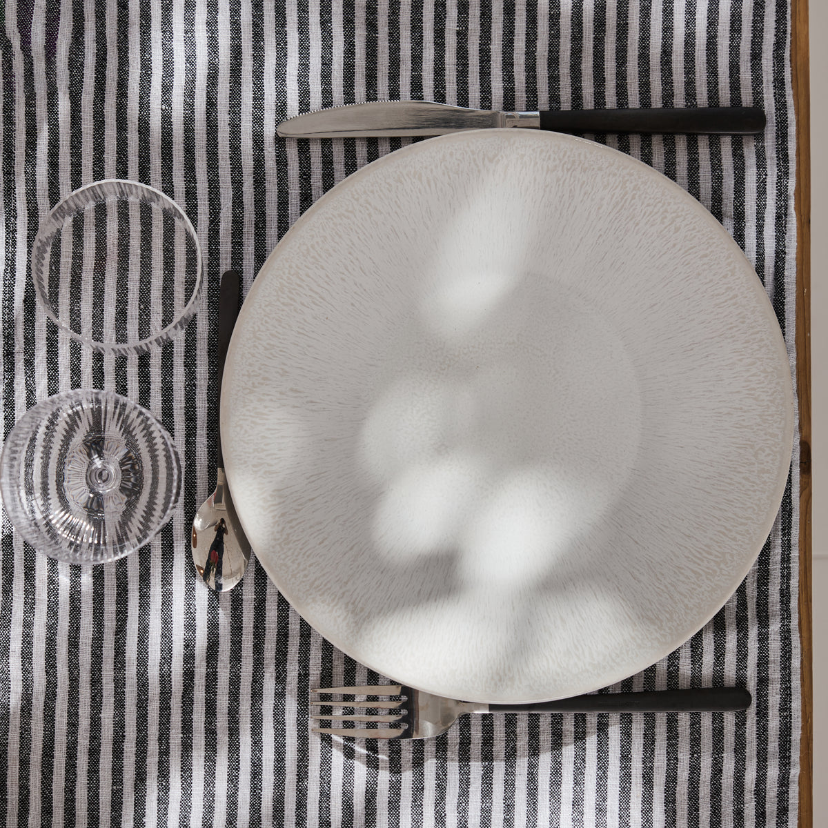 Vaisselle Maguelone en grès émaillé blanc quartz par Jars - La Maison  Pernoise