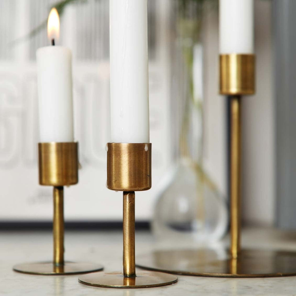 Bougeoir doré sur pied