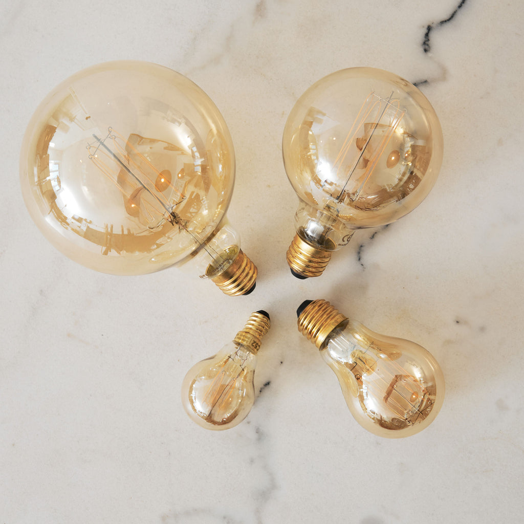 Ampoules ambrées disponibles en plusieurs formes pour une suspension décorative