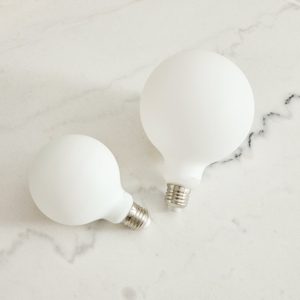 Ampoule globe opale à la finition blanche dépolie pour limiter l’éblouissement