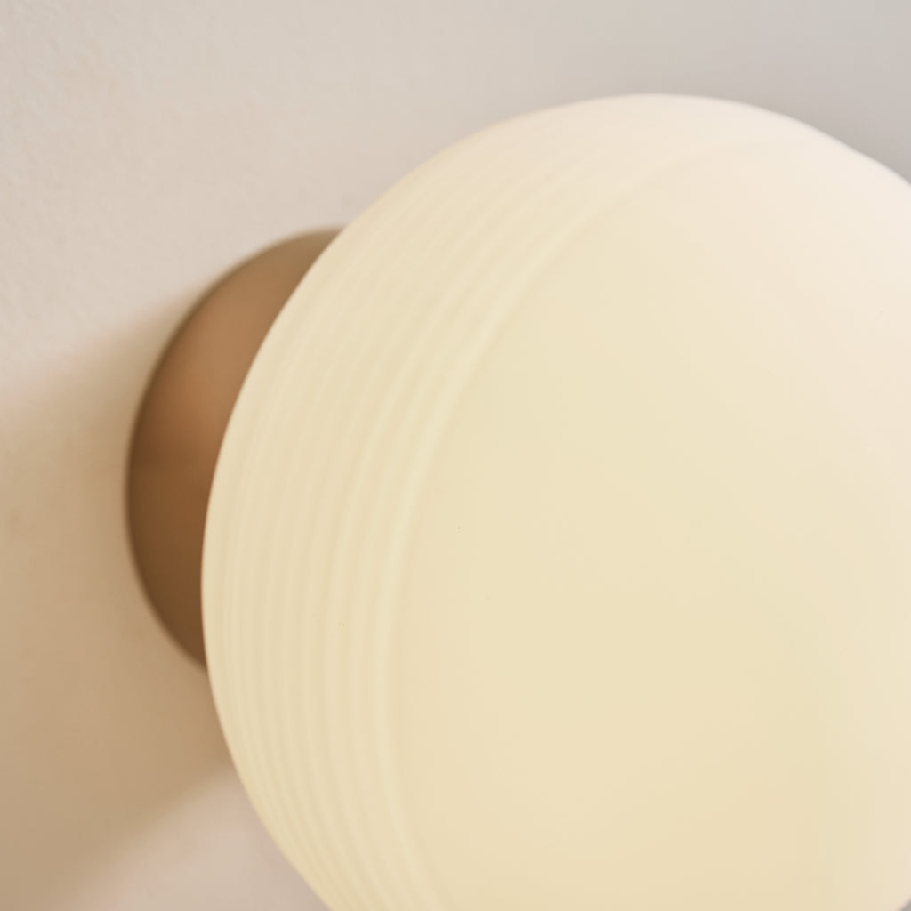 Applique globe strié doré