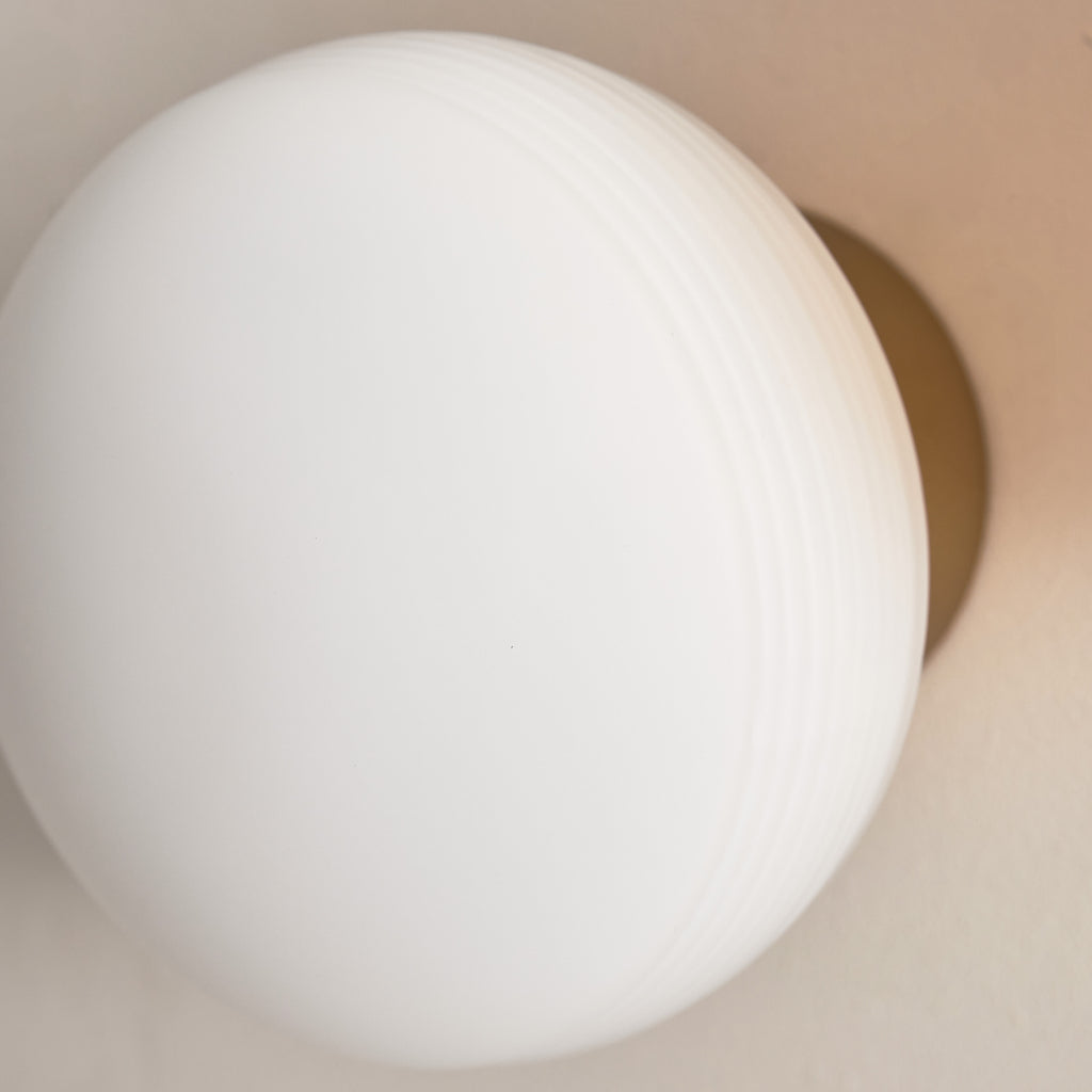 Applique globe strié doré