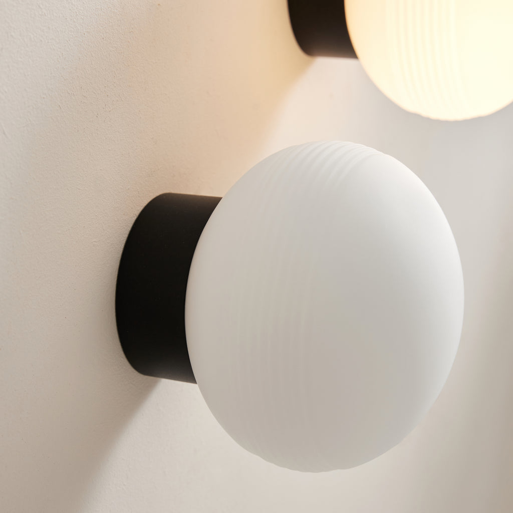 Applique globe strié noir