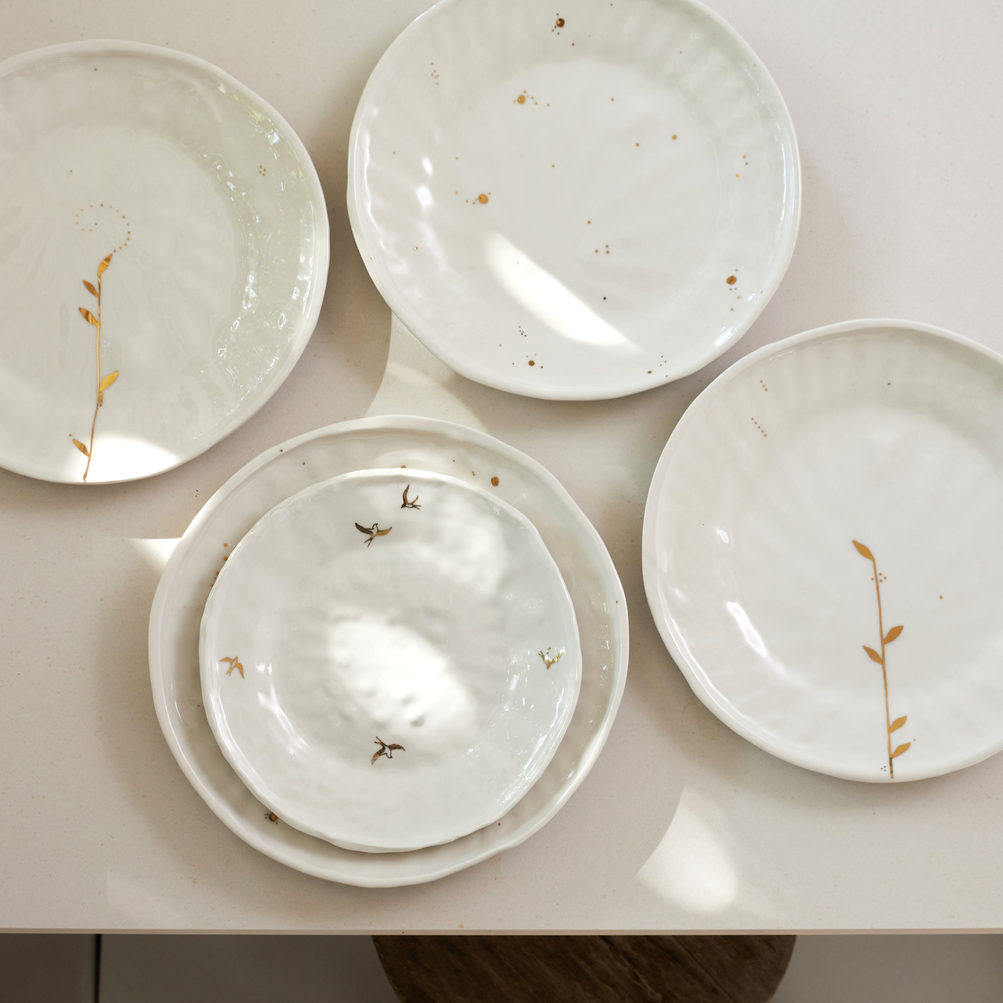 THE HOME DECO FACTORY - Assiette en porcelaine avec liseré doré assiette  plate - 20 cm
