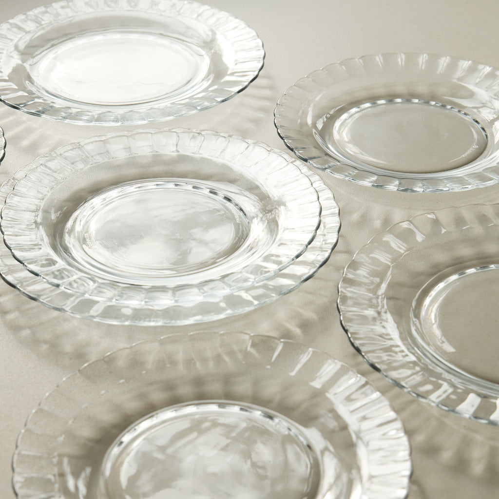 Assiettes festonnées en verre