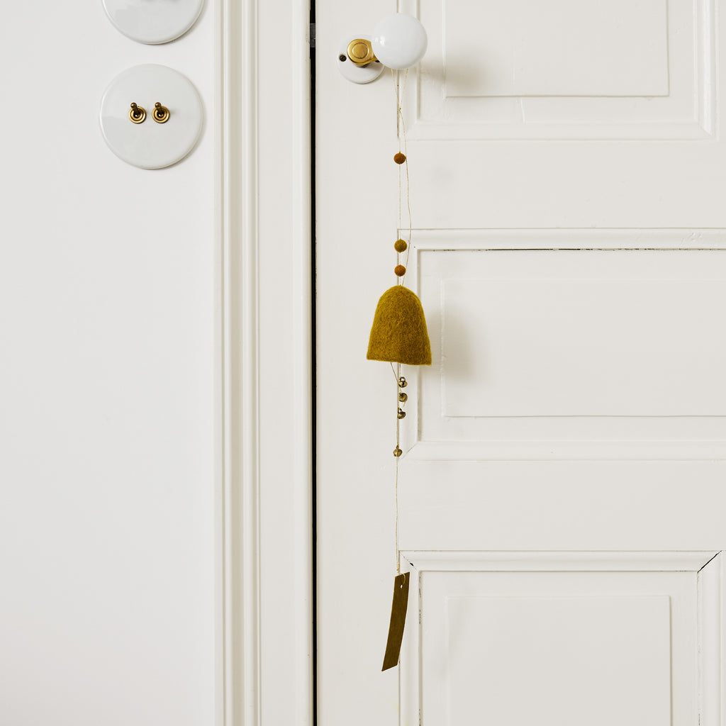 Cloche en feutre et clochettes