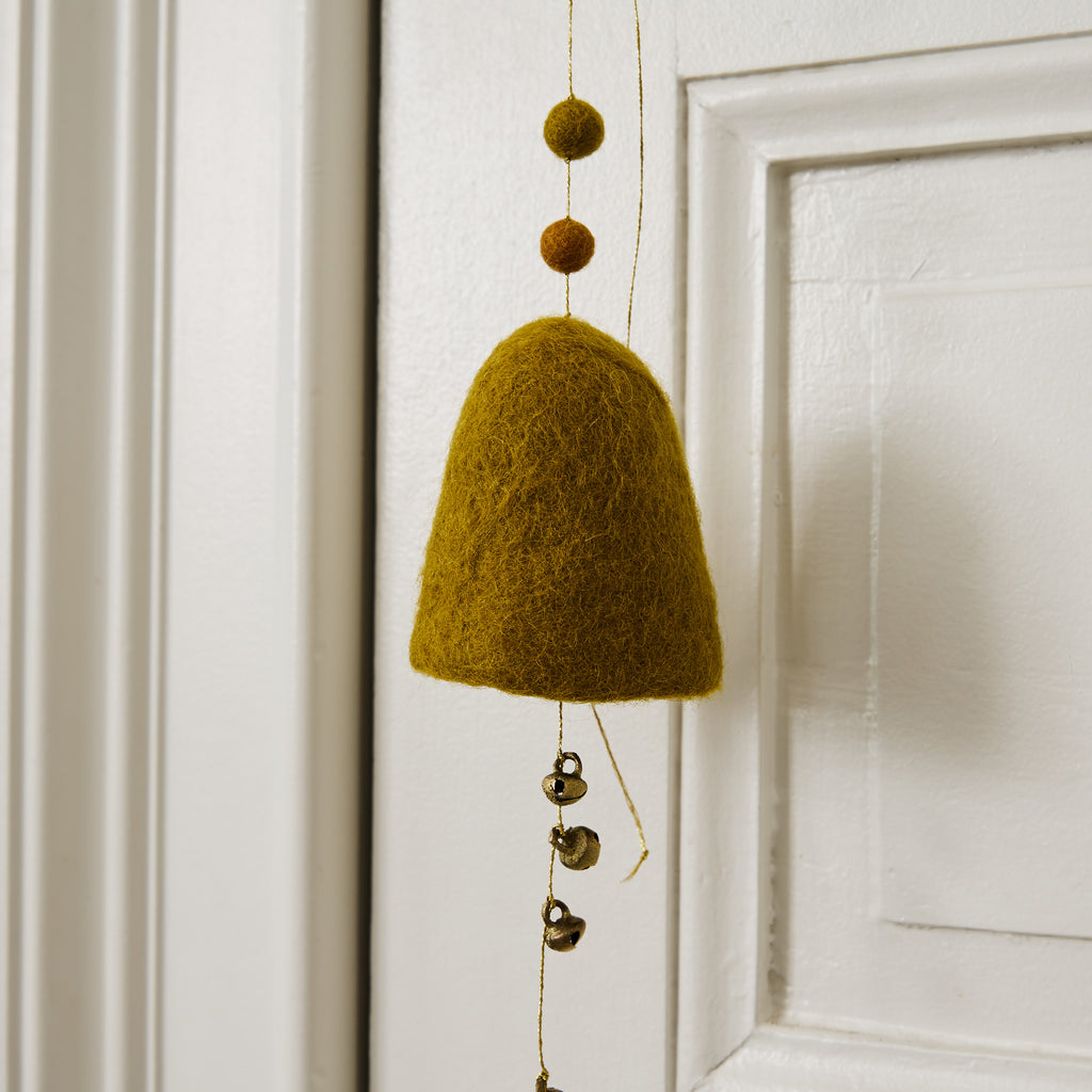 Cloche en feutre et clochettes