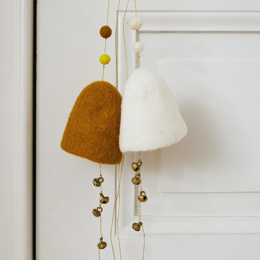 Cloche en feutre et clochettes