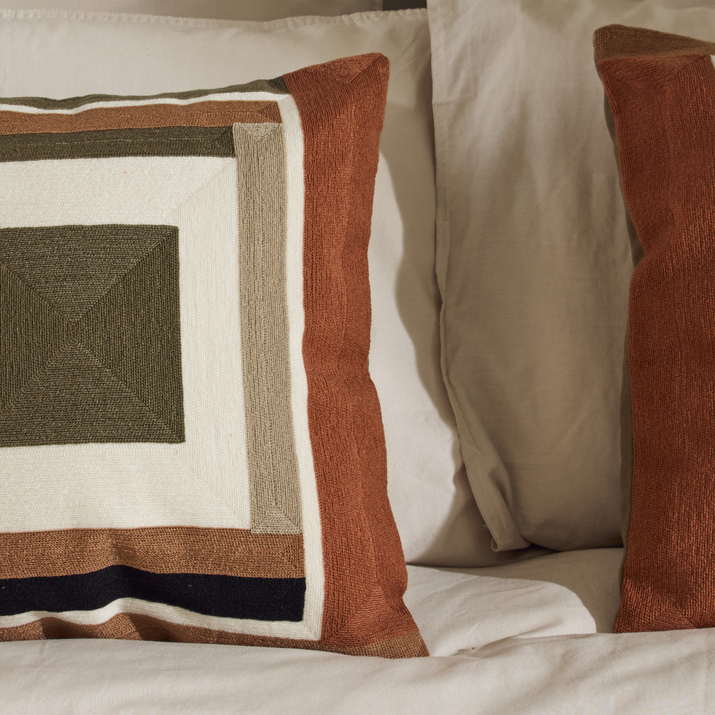 Coussin brodé kaki rose