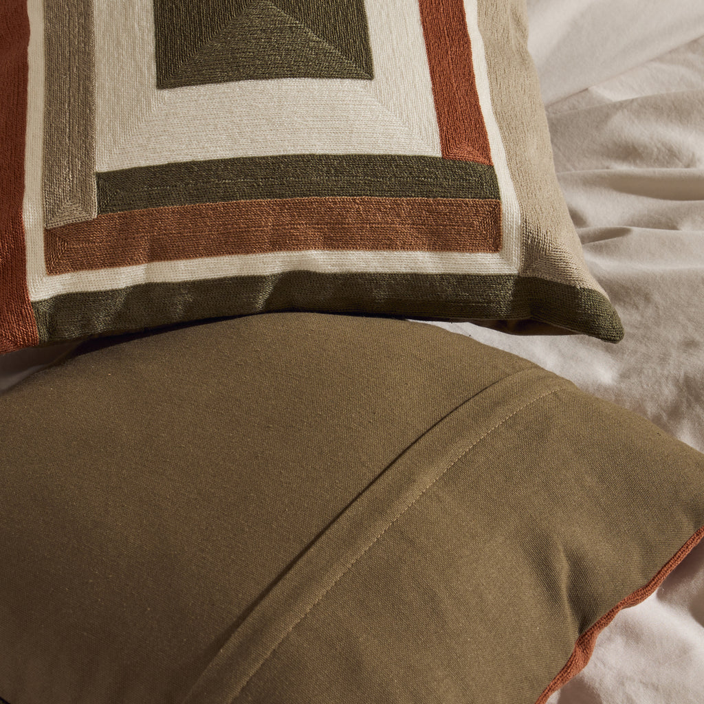 Coussin brodé kaki rose