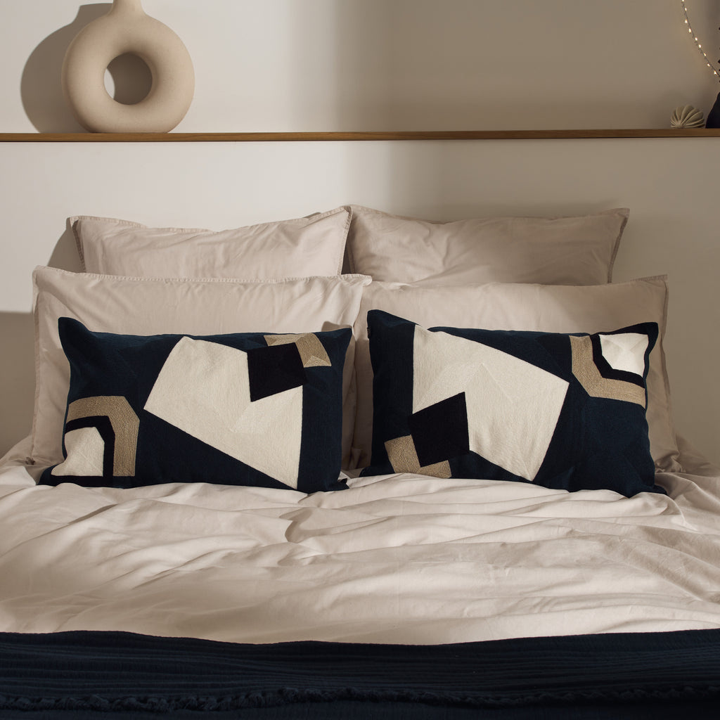 Coussin brodé bleu nuit