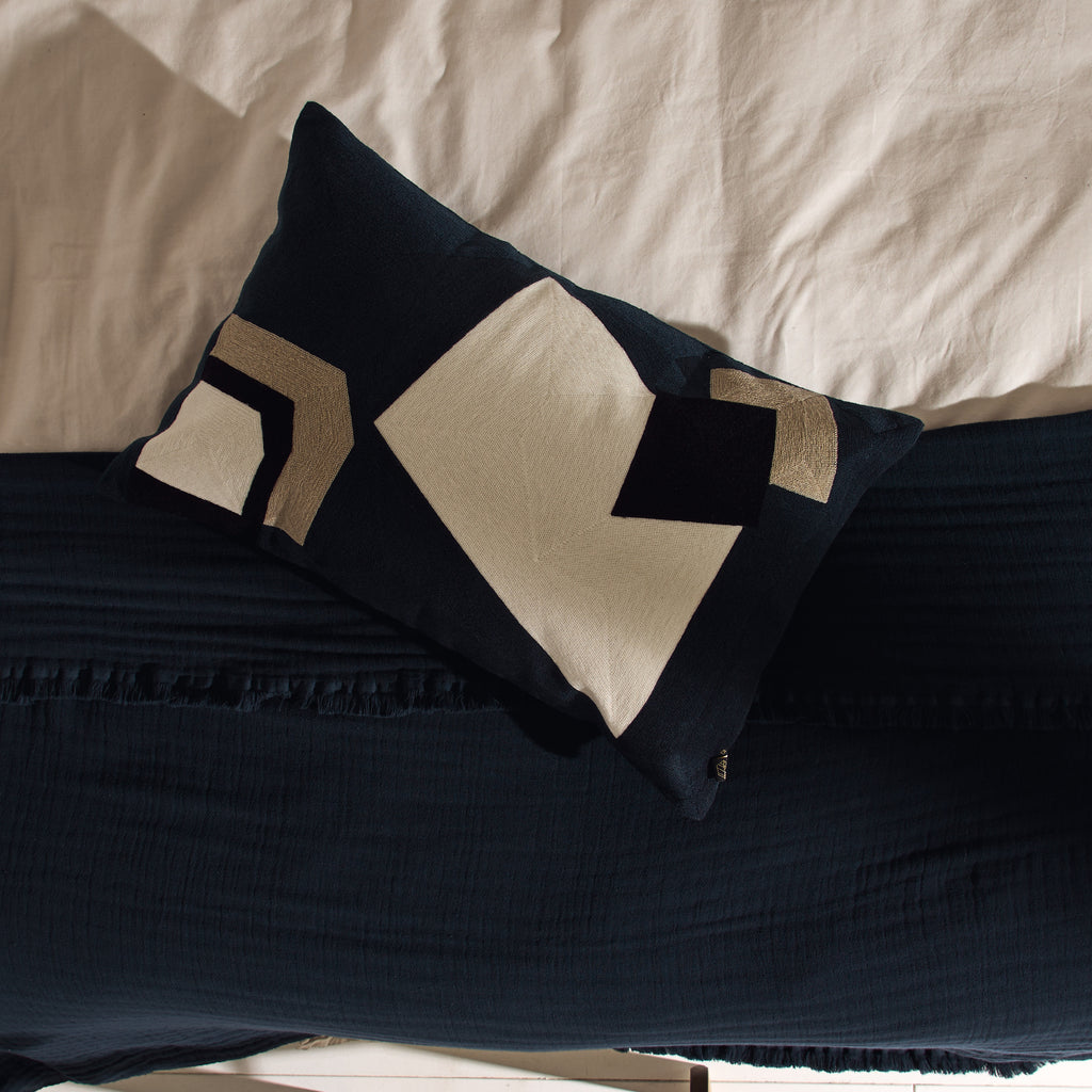 Coussin brodé bleu nuit