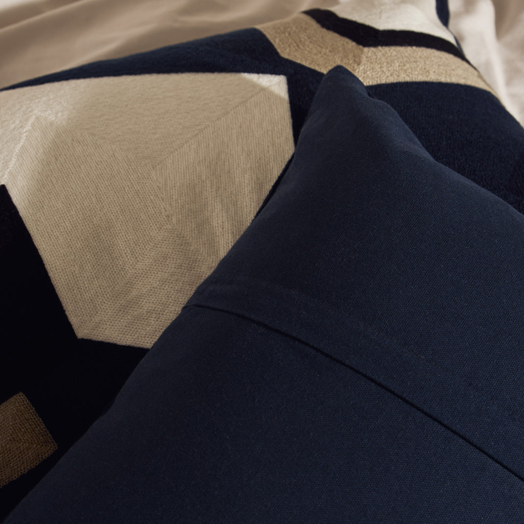 Coussin brodé bleu nuit
