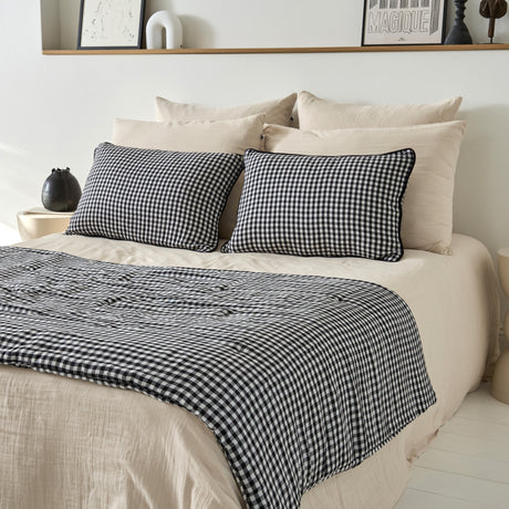 Coussin ou édredon à carreaux noir