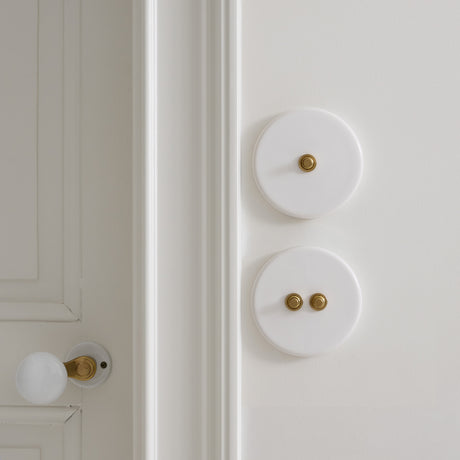 Interrupteur poussoir blanc porcelaine et laiton