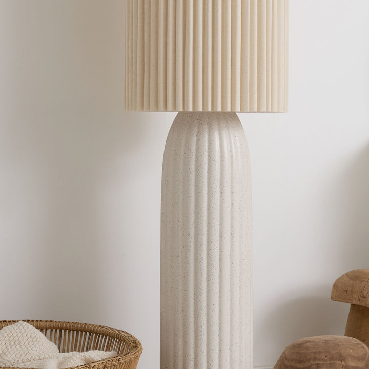 Lampadaire cannelé en céramique placé à proximité d’un espace détente