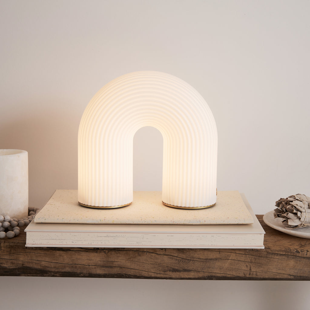 Petite lampe Arche sans fil avec diffuseur opale ondulé