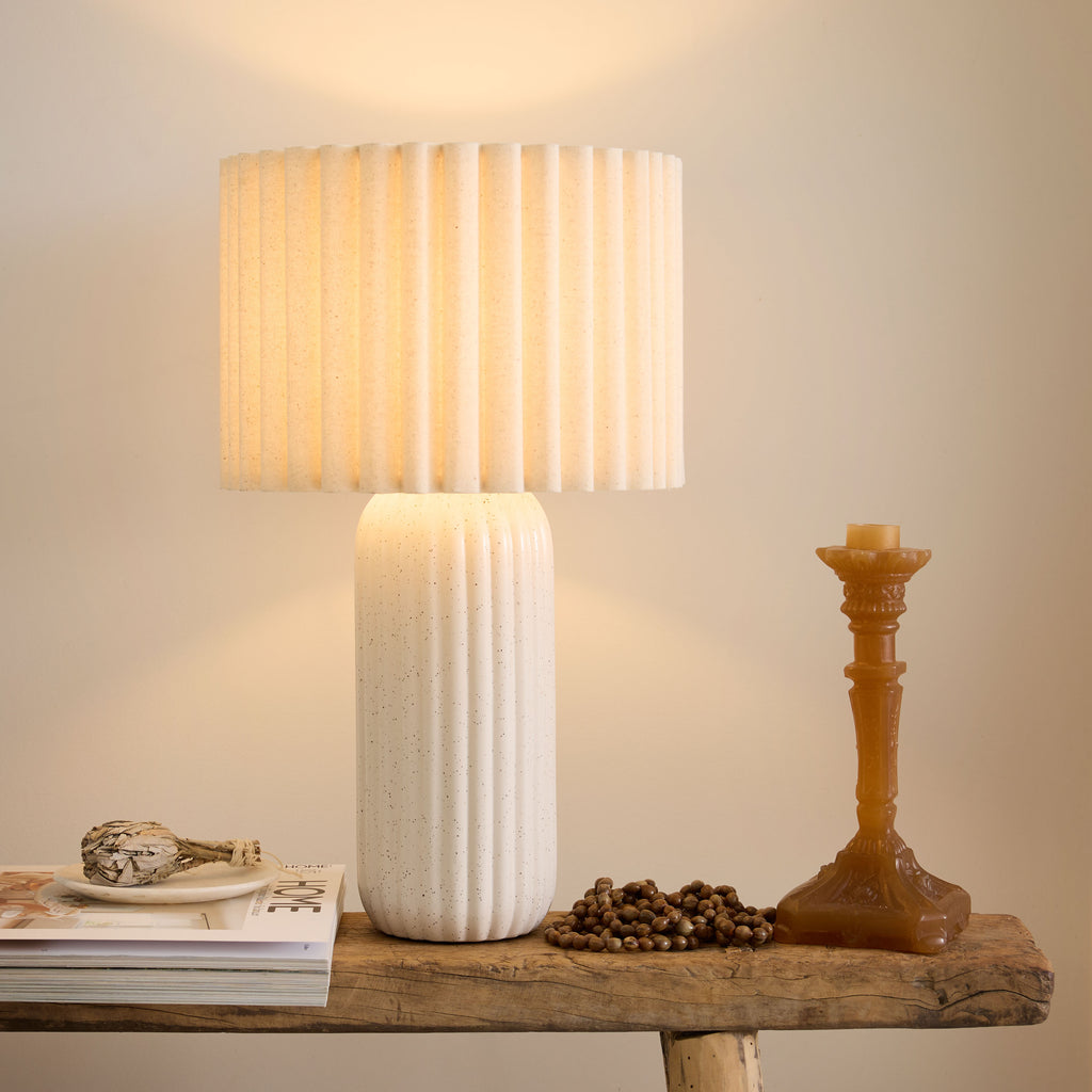 Lampe à poser Minera avec pied cannelé en céramique mouchetée