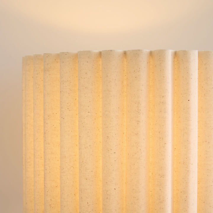 Lampe à poser cannelée installée sur une console d’entrée