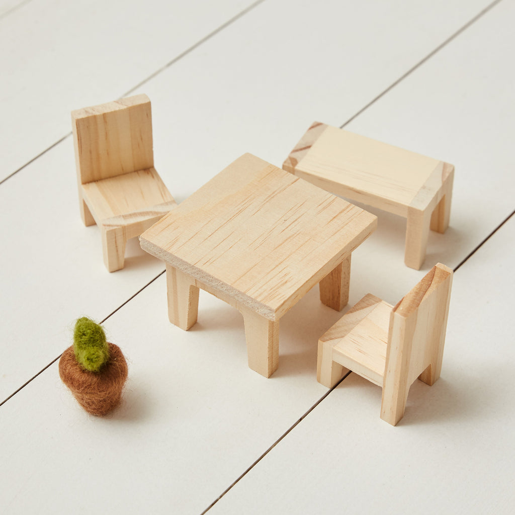 Mobilier pour maison de poupée