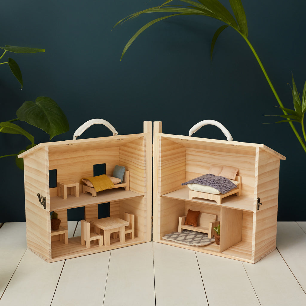 Mobilier pour maison de poupée