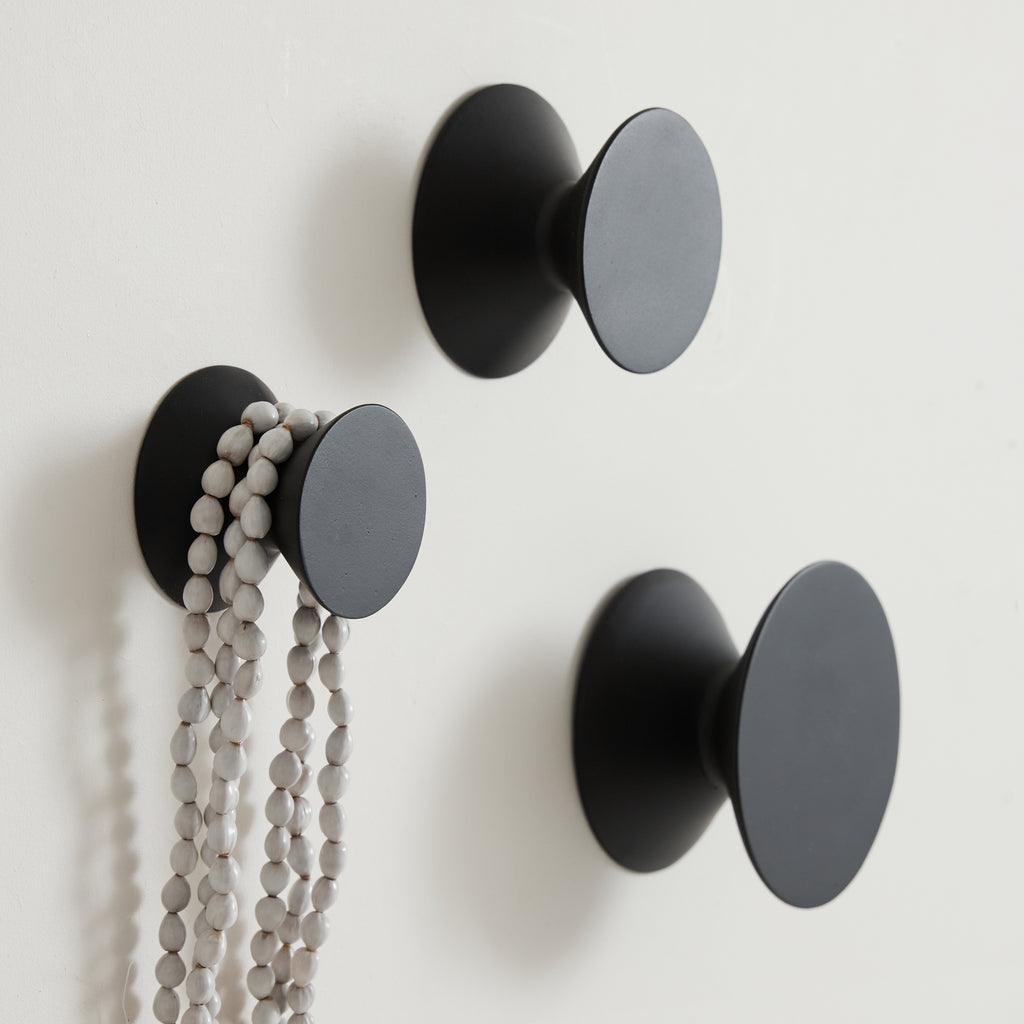 Patères rondes noires