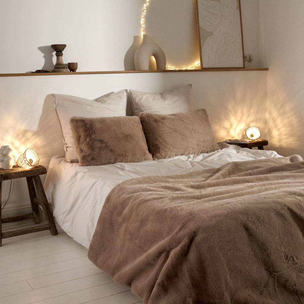 Plaid ou coussin fausse fourrure