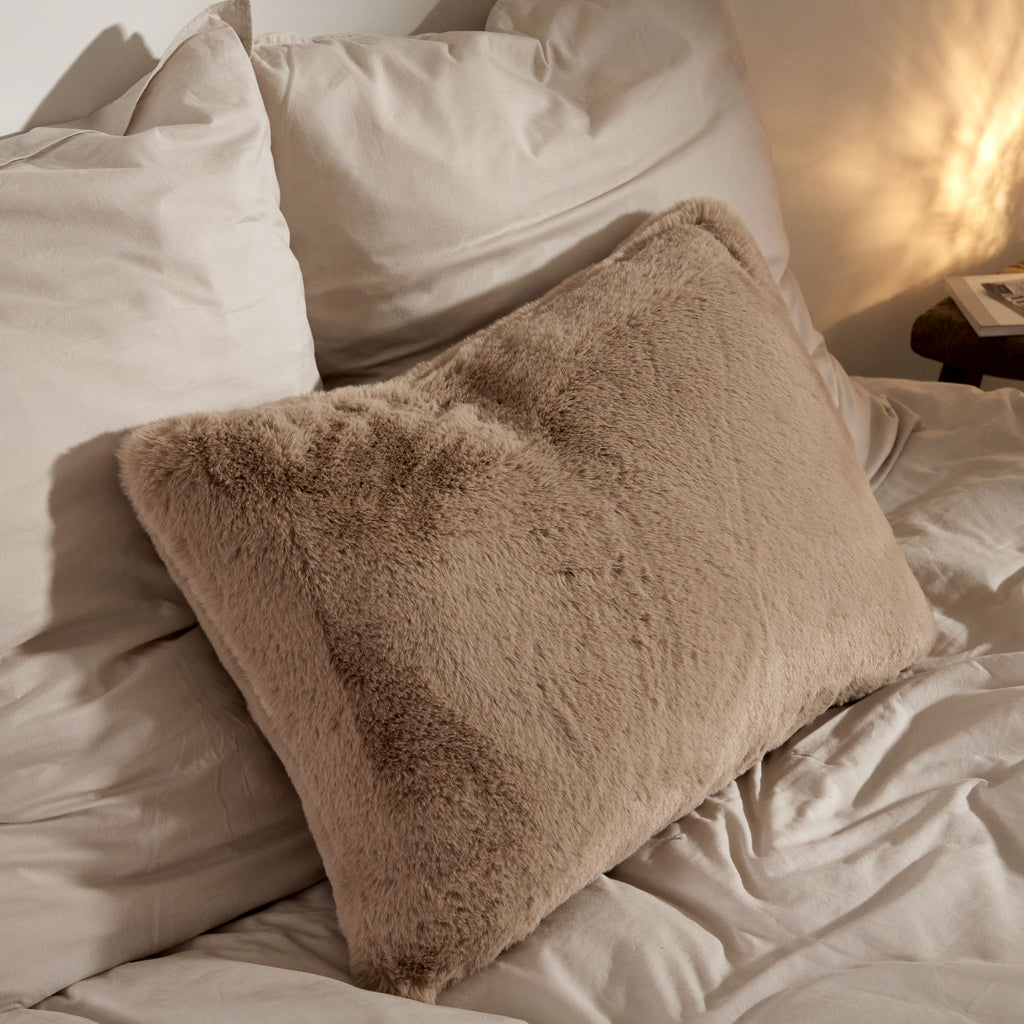 Plaid ou coussin fausse fourrure