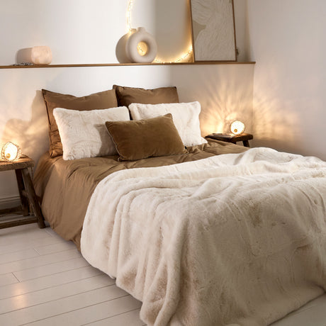 Plaid ou coussin fausse fourrure
