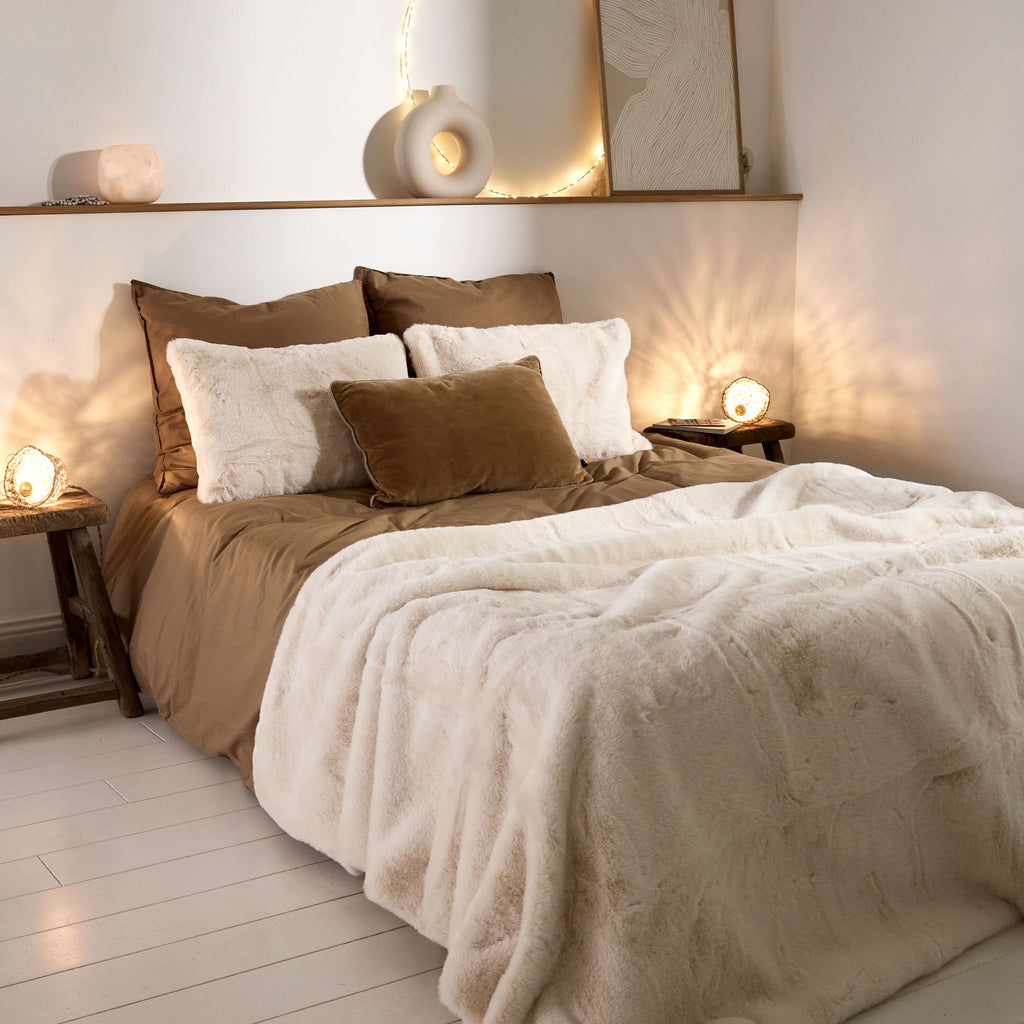 Plaid ou coussin fausse fourrure