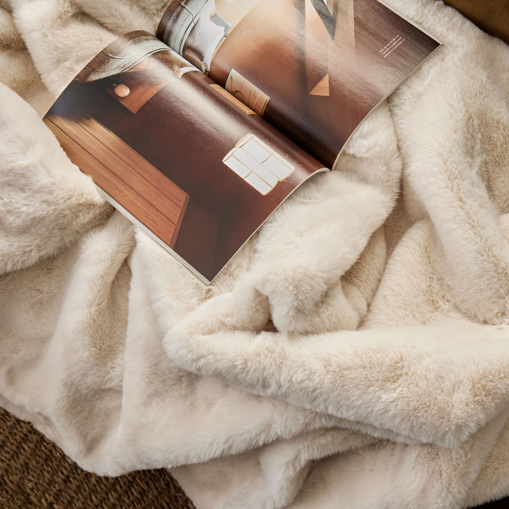 Plaid ou coussin fausse fourrure