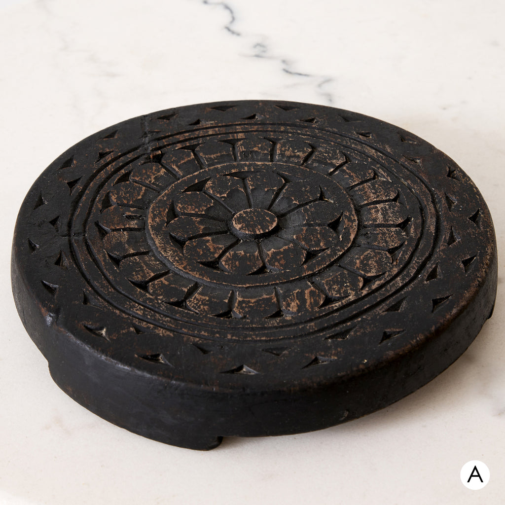 Plateau en bois brut noir