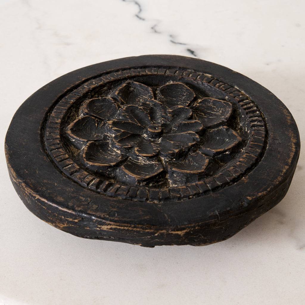 Plateau en bois brut noir