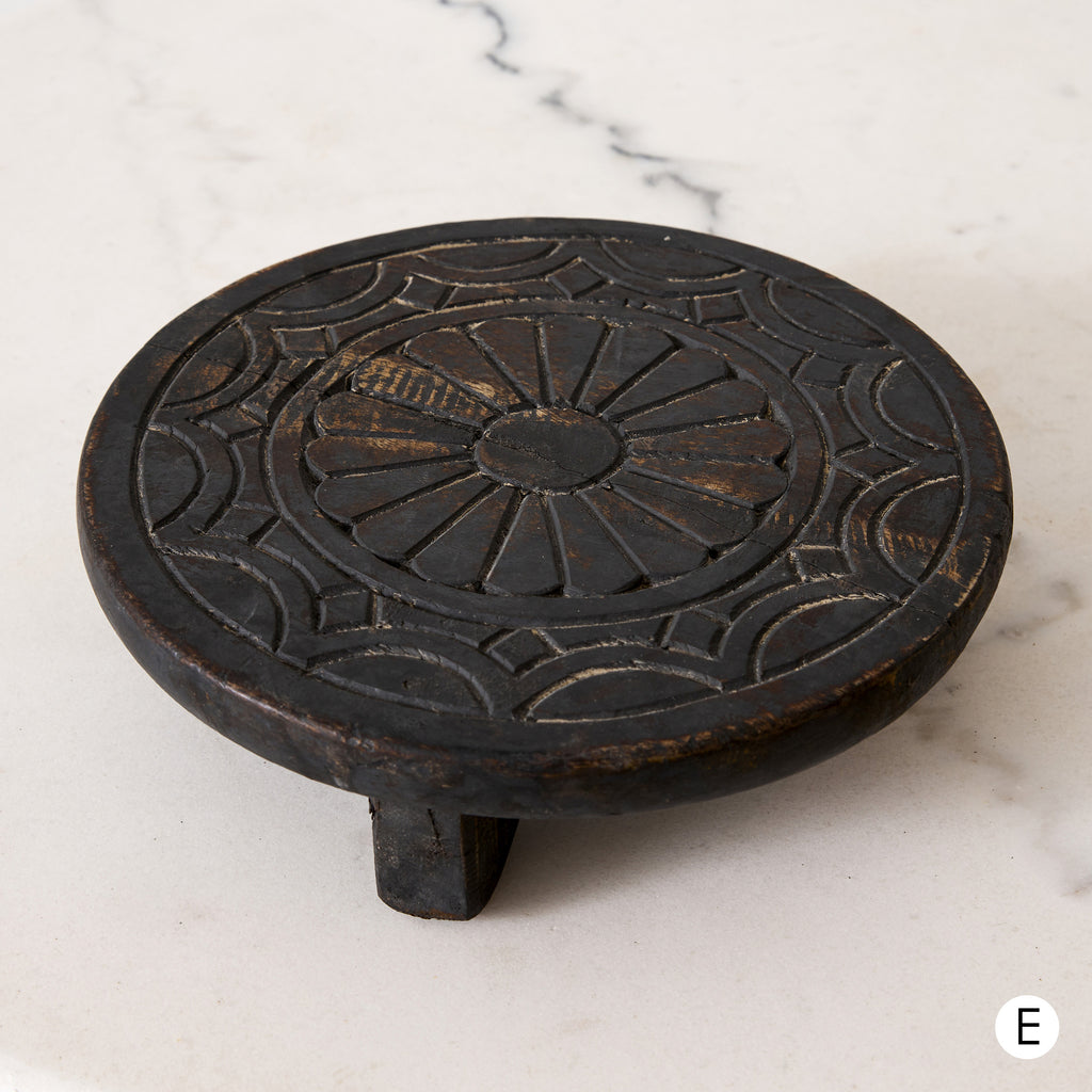 Plateau en bois brut noir