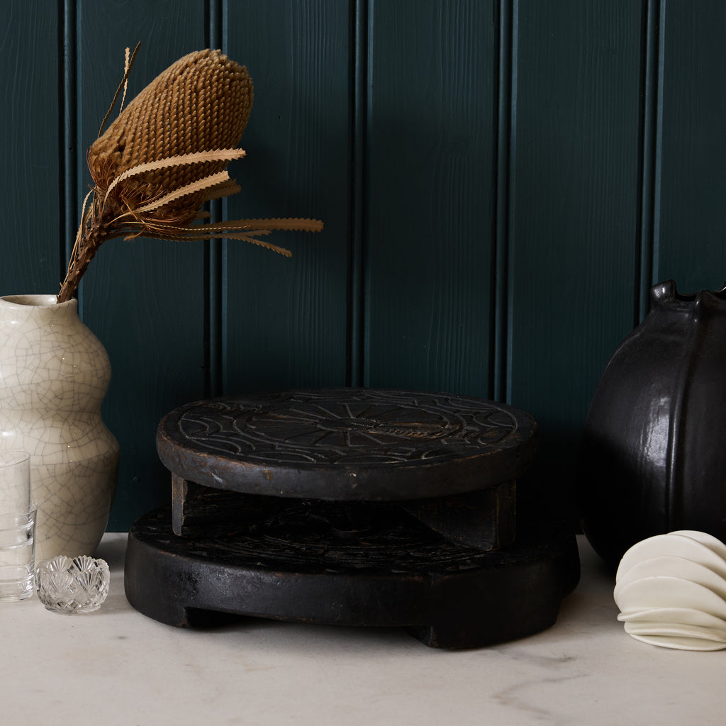 Plateau en bois brut noir