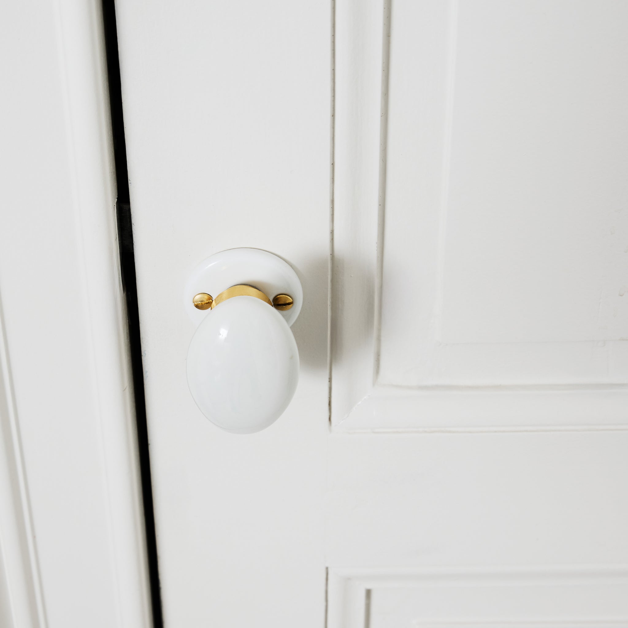 Ensemble de poignées double OVALE porcelaine de LIMOGES Écru sur une cuvette nickelée brossée Ensemble de poignées double OVALE porcelaine de LIMOGES Écru sur une cuvette nickelée brossée