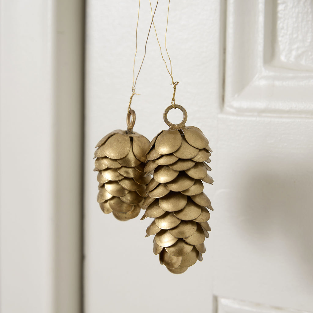 Pommes de pin dorées