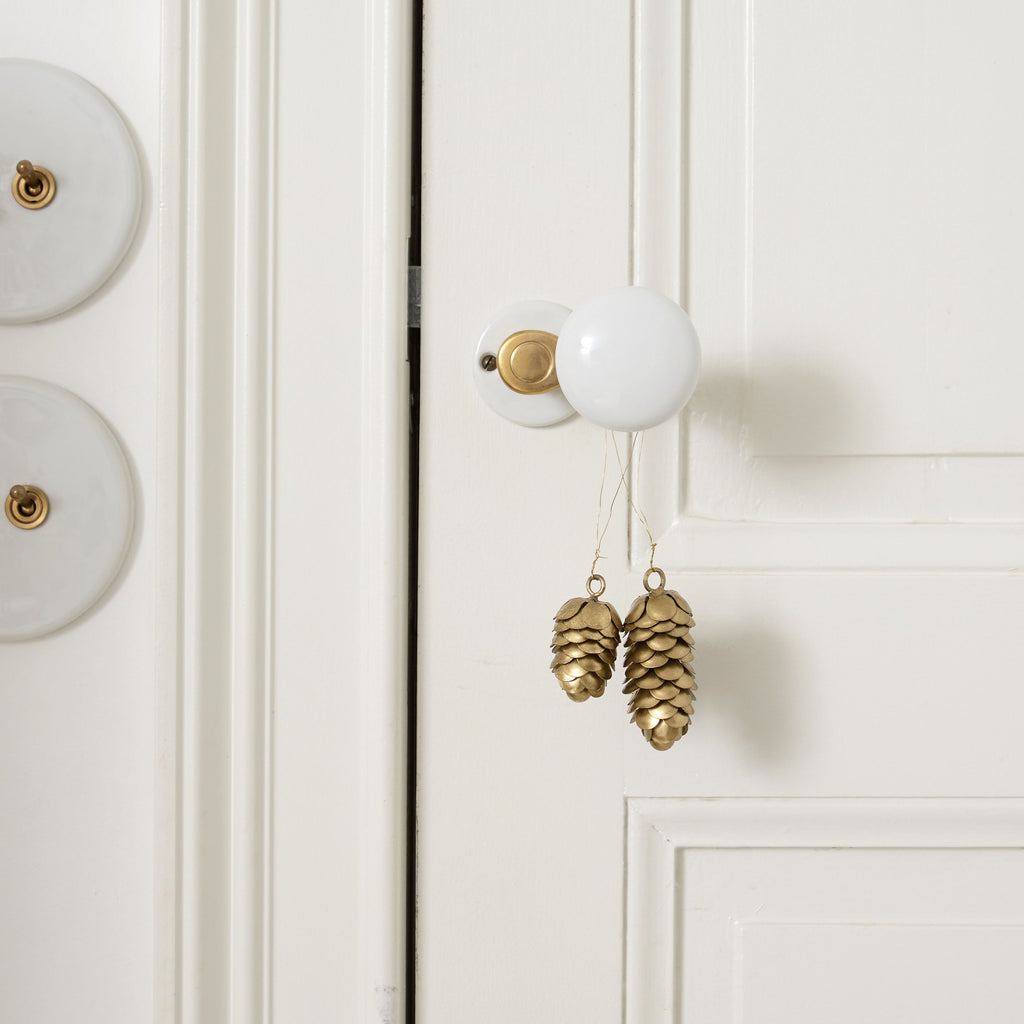 Pommes de pin dorées