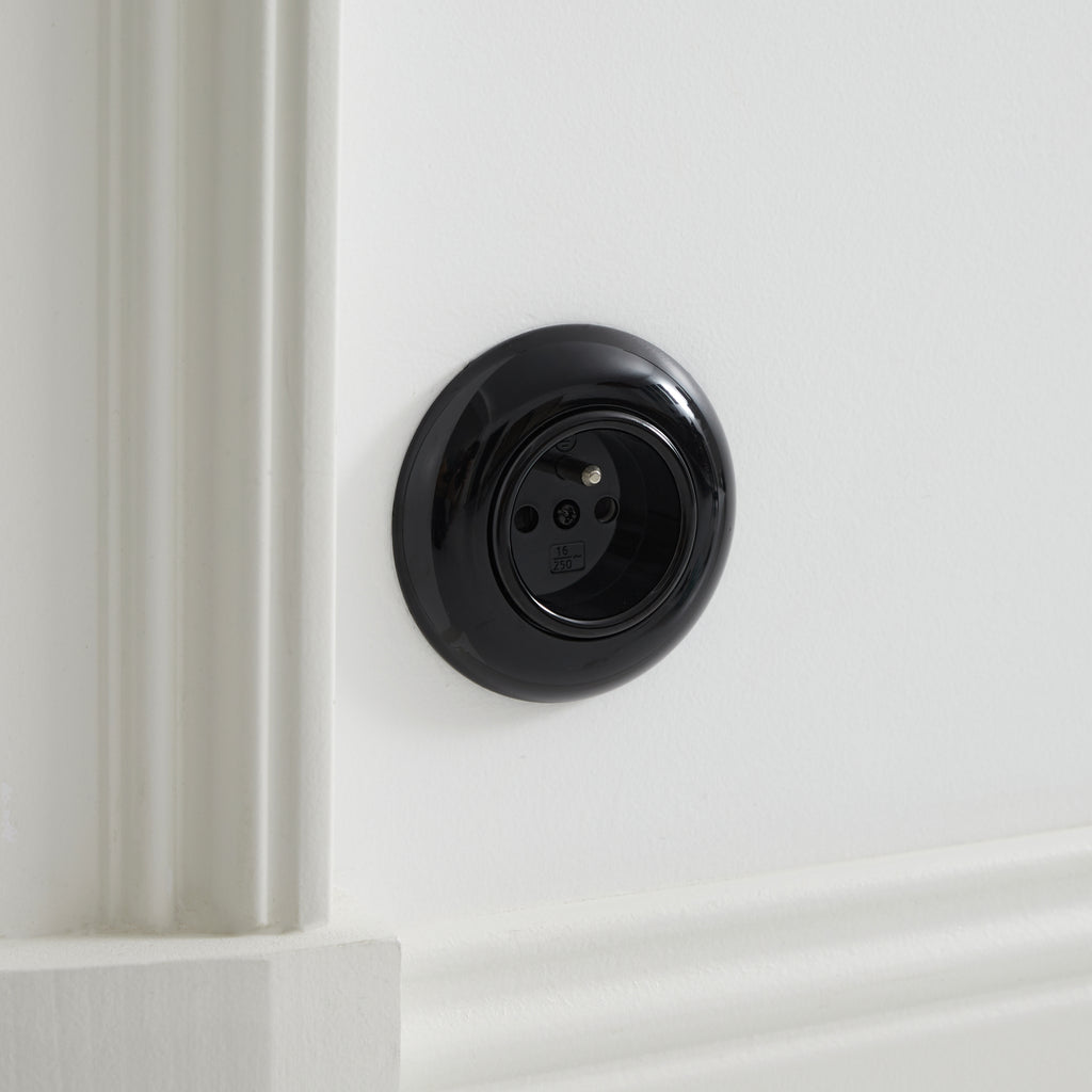 Prise ronde noire