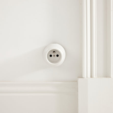 Prise blanche en porcelaine