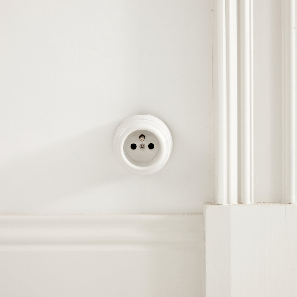 Prise blanche en porcelaine