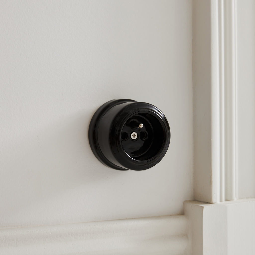Prise noire en porcelaine