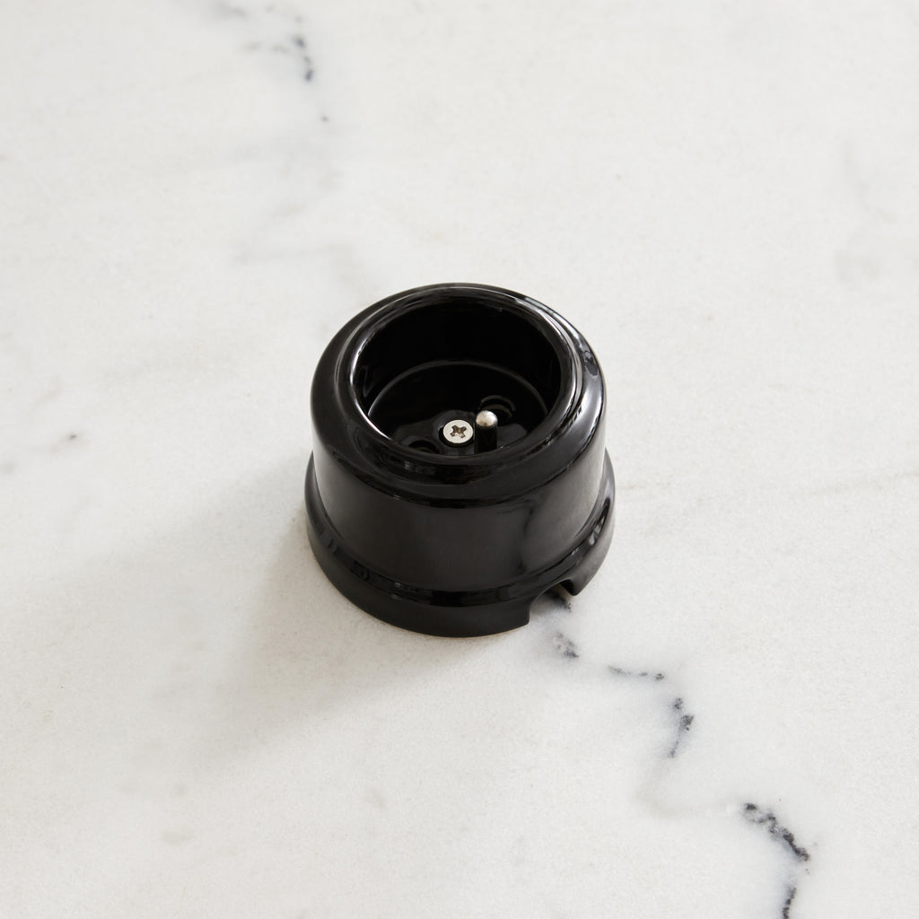 Prise noire en porcelaine