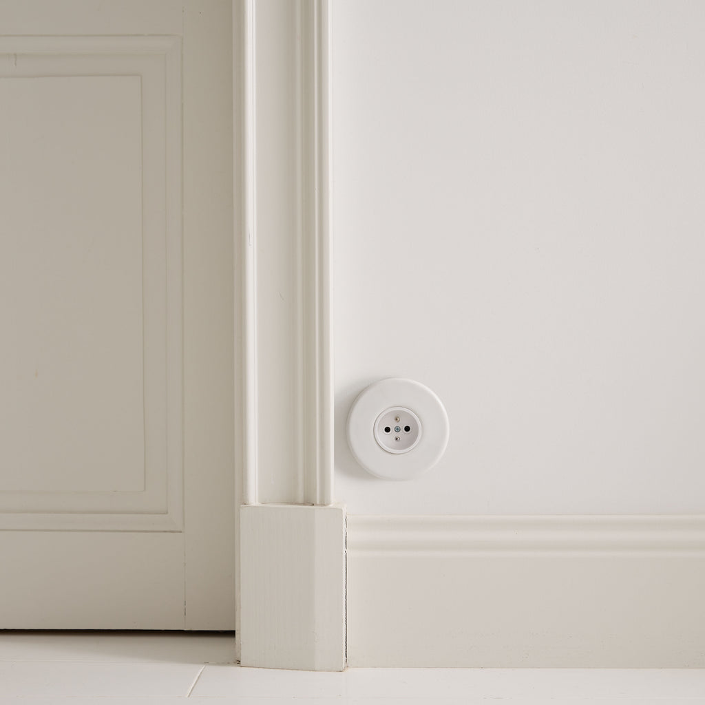 Prise ronde en porcelaine