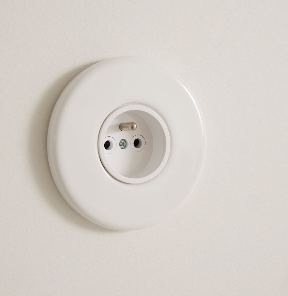 Prise ronde en porcelaine