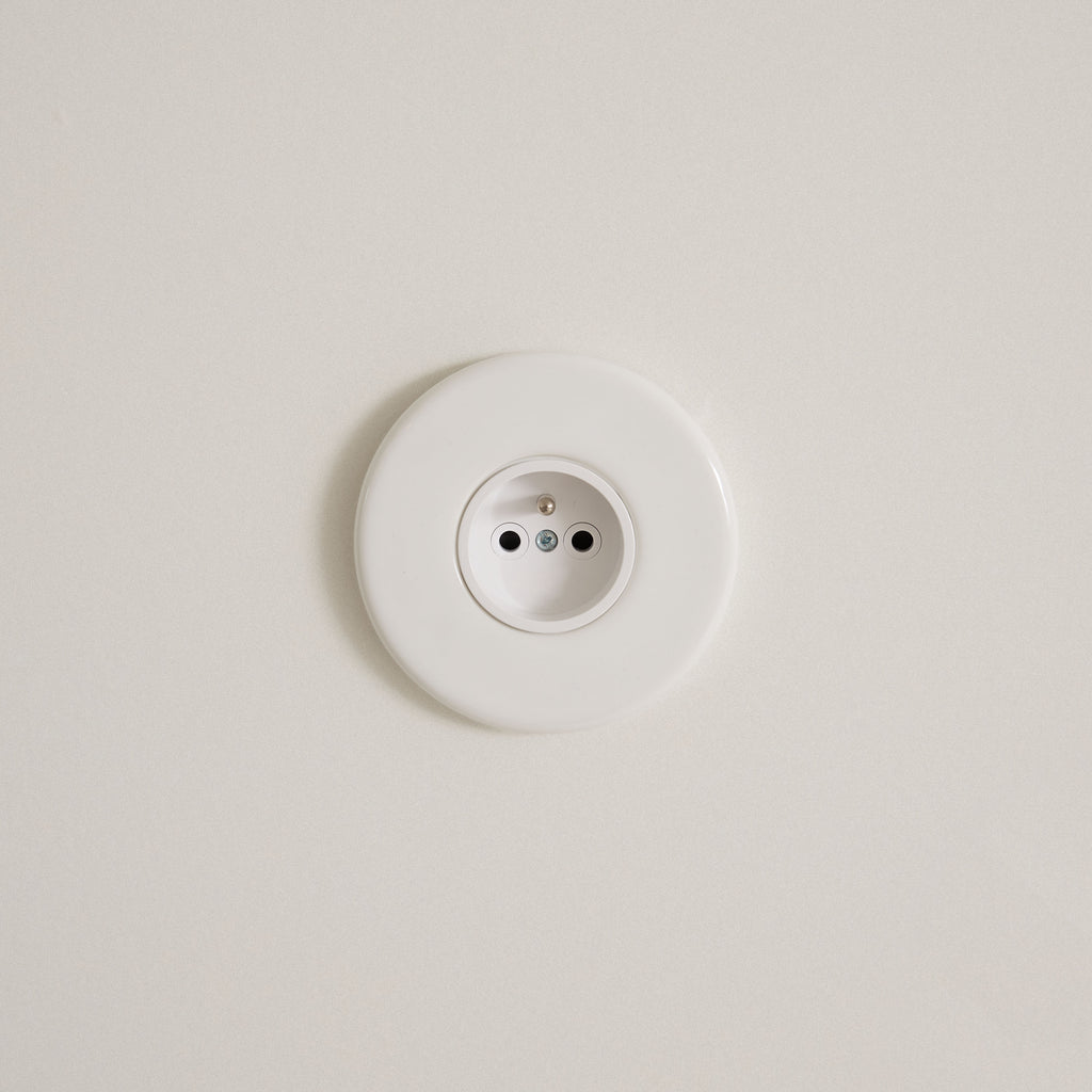 Prise ronde en porcelaine