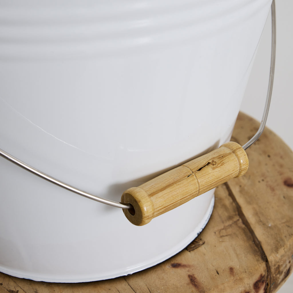 Seau en émail blanc