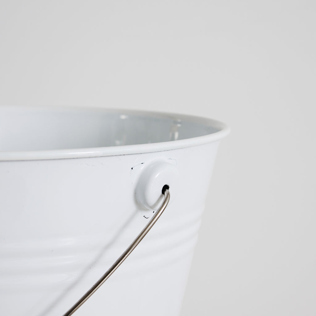 Seau en émail blanc