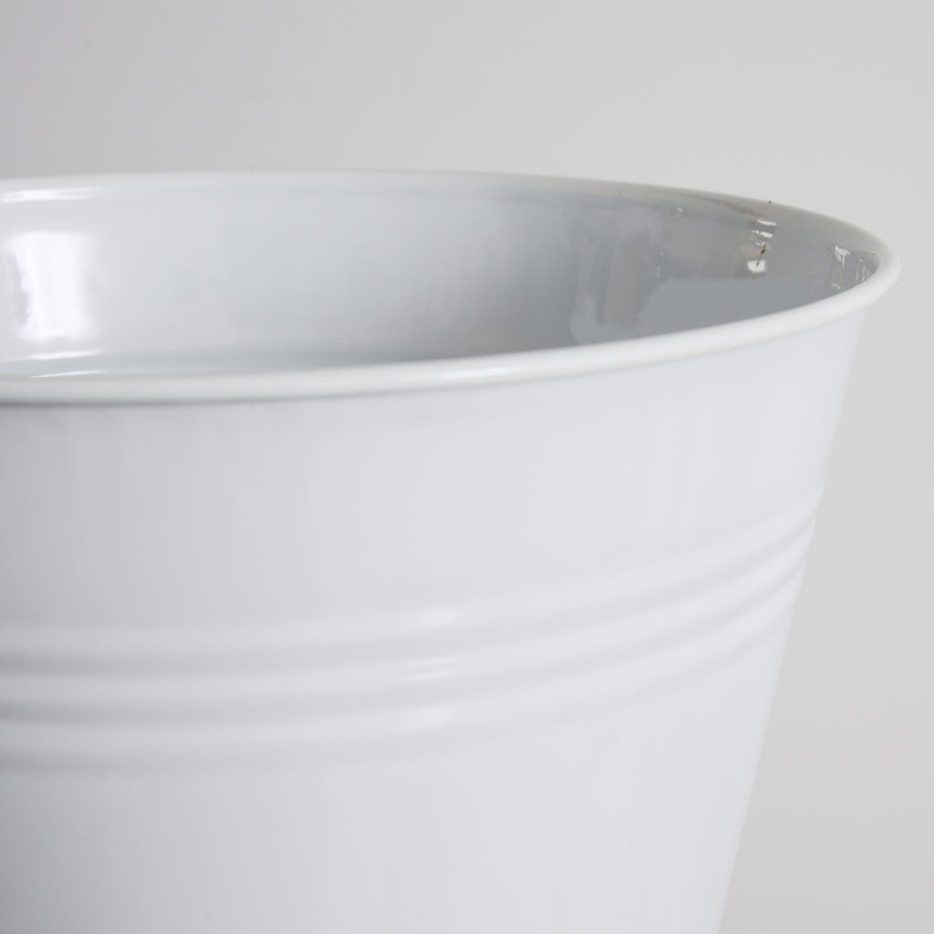 Seau en émail blanc