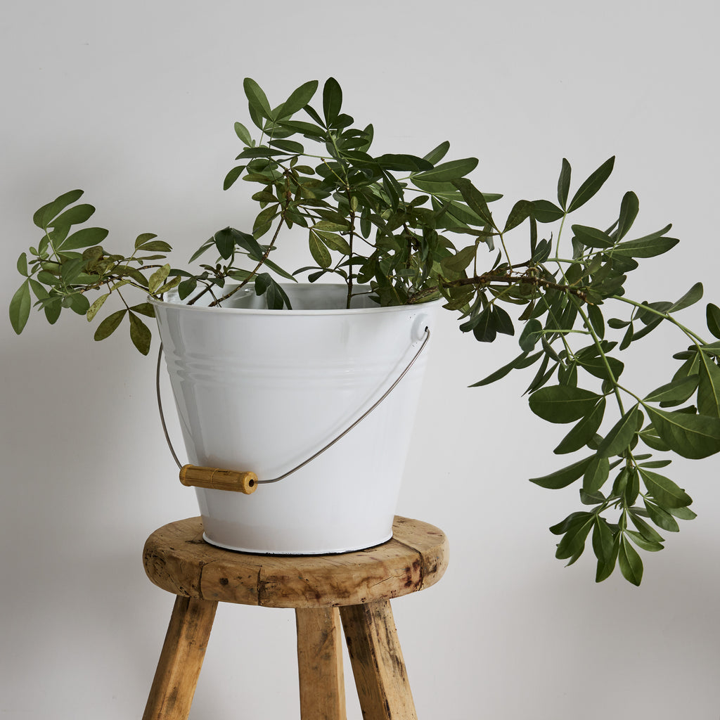 Seau en émail blanc